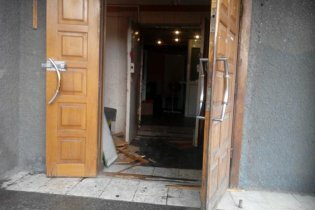 [фото] В Донецке неизвестные разгромили отделение "ПриватБанка"