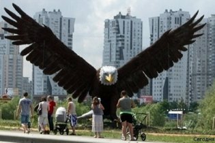 [фото] В Киеве на Позняках сгорела скульптура орла, - ГосЧС