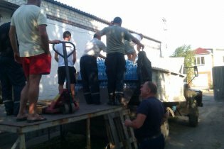 [фото] Сотрудники ГосЧС доставили жителям Славянска гуманитарную помощь