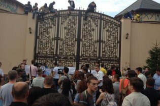 [фото] Активисты расписали стены дачи Ахметова и оставили возле ворот шины
