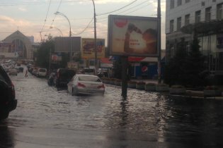 [фото] В Киеве из-за дождей частично затопило улицу Жилянскую