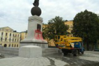[фото] В Харькове неизвестные облили краской памятник Независимости Украины, - горсовет