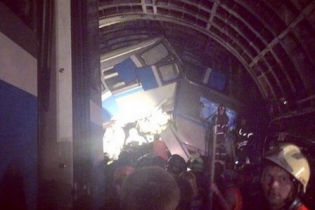 [фото] Фоторепортаж: Жуткая авария в московском метро, есть погибшие