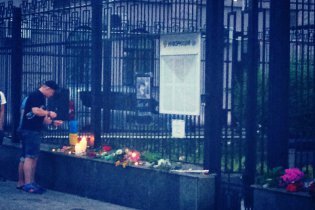 [фото] Киевляне возложили цветы у посольства РФ, почтив память жертв аварии в метро Москвы