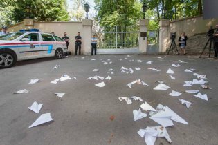 [фото] В Люксембурге украинская диаспора забросала посольство РФ бумажными самолетиками