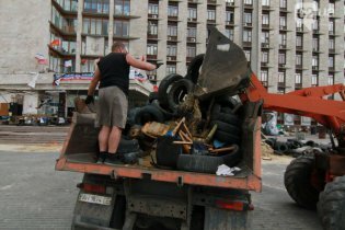 [фото] В Донецке коммунальщики разбирают баррикады возле здания ОГА