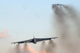 [фото] США направили в Европу три бомбардировщика B-52 для проведения тренировочных полетов
