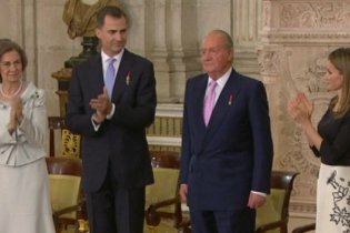 [фото] Король Испании подписал закон об отречении от престола