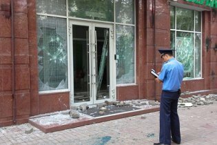 [фото] В Киеве неизвестные в масках разгромили отделение "Сбербанка" России
