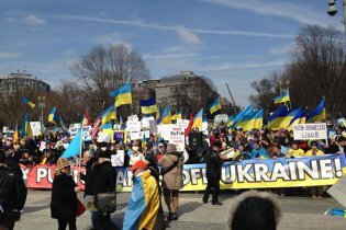 [фото] Украинцы пикетируют Белый дом с требованием остановить российскую агрессию