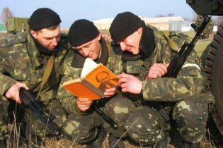 [фото] Украинские военные в Крыму в условиях блокады почтили память Тараса Шевченко