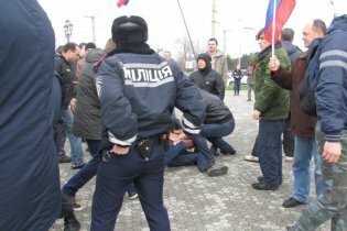 [фото] В Севастополе произошли солкновения между участниками двух митингов