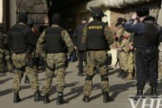 [фото] Після переговорів із самообороною озброєних осіб, які побили громадян у центрі Києва, відпустили