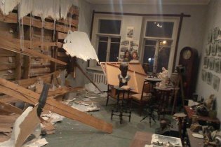[фото] В Киеве неизвестные разгромили помещения в здании благотворительного фонда, в котором находится три музея