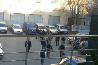 [фото] Возле здания телеканала "Интер" находится Самооборона и сотрудники милиции