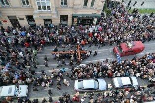 [фото] 20 тысяч жителей Львова прошли крестным ходом по центру города