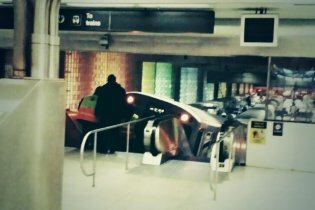 [фото] В Чикаго поезд в метро сошел с рельсов и врезался в платформу, пострадали 30 человек