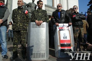 "Правый сектор" завершил митинг у здания парламента за отставку Авакова