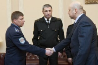 [фото] Турчинов пообещал повышение по службе освобожденным из российского плена офицерам