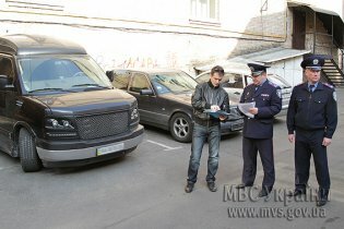 [фото] "Правый сектор" вернул ГАИ ранее присвоенный автомобиль Януковича
