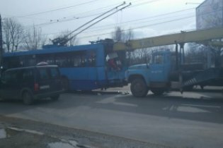 [фото] В Черновцах кран въехал в троллейбус, есть погибший