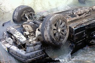 [фото] В Закарпатской обл. из-за гололеда машина упала в ручей, погибли водитель и двое пассажиров