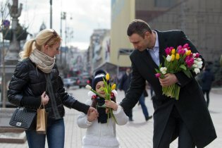 [фото] Кличко сегодня на Крещатике дарил женщинам цветы в честь 8 Марта