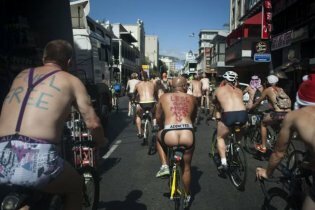 [фото] В Австралии сотни обнаженных велосипедистов устроили велопробег