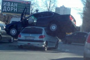 [фото] В Одессе в результате ДТП BMW заехал на крышу Peugeot
