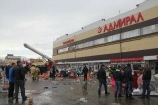 [фото] В Казани под завалами торгового центра после пожара могут оставаться до 15 человек, - МЧС
