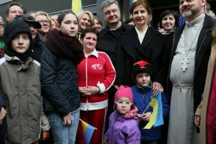 [фото] Порошенко с супругой встретились с украинской диаспорой Дрездена