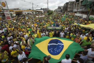 [фото] В Бразилии проходят массовые протесты с требованием импичмента президента