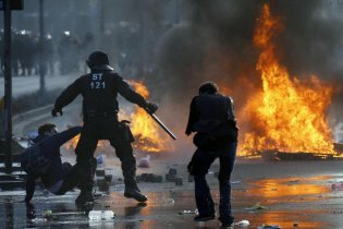 [фото] В ходе беспорядков во Франкфурте пострадали более 90 полицейских, 16 протестующих арестованы