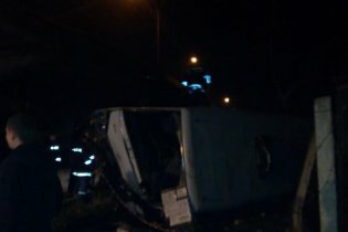 [фото] В Броварах в результате ДТП маршрутка слетела с моста, ранены более 10 человек