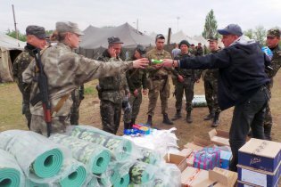 [фото] Представители общественных организаций передали военнослужащим востока материальную помощь