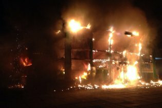 [фото] В центре Мариуполя горит офис "Приватбанка"