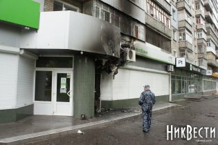 [фото] В Николаеве неизвестные сожгли отделение "ПриватБанка"