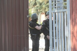 [фото] В Донецке вооруженные люди в балаклавах и бронежилетах захватили военное училище