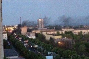 [фото] В районе военной базы у Мариупольского аэропорта произошла перестрелка, в центре города горят покрышки