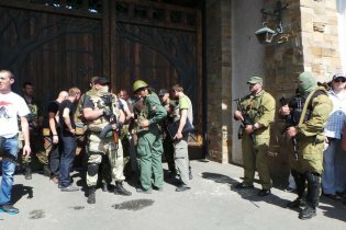 [фото] Резиденцию Ахметова взяла под контроль "народная армия ДНР"