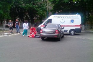 [фото] В Мариуполе обстрелян автомобиль, водителя увезла "скорая"