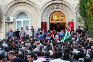 [фото] В Абхазии оппозиция требует отставки президента