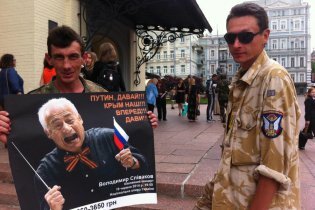 [фото] Под Национальной оперой в Киеве проходит пикет против концерта Спивакова