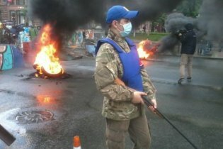 [фото] В центре Киева активисты жгут шины, протестуя против сноса баррикад