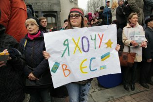 [фото] День "Евромайдана" в Киеве: от мирного протеста до штурма Кабмина