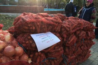 [фото] На "выборах" в "ДНР" и "ЛНР" раздают пирожки и продают дешевые овощи, - очевидцы