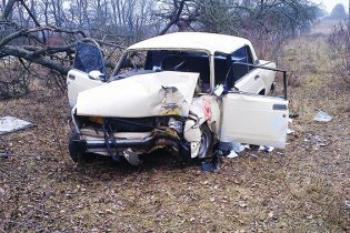 [фото] В Винницкой обл. легковой автомобиль столкнулся с "КамАЗом", погибла женщина