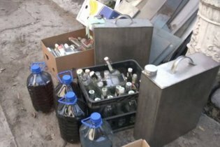 [фото] В Запорожье шестеро мужчин организовали крупное предприятие по производству фальсифицированного алкоголя
