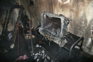 [фото] В Харькове во время пожара в многоэтажном доме погибли двое детей