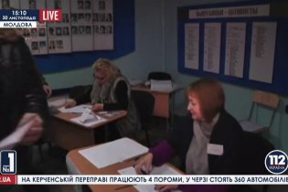 [фото] В Молдавии лидер соцпартии сообщил о нарушениях на выборах в парламент